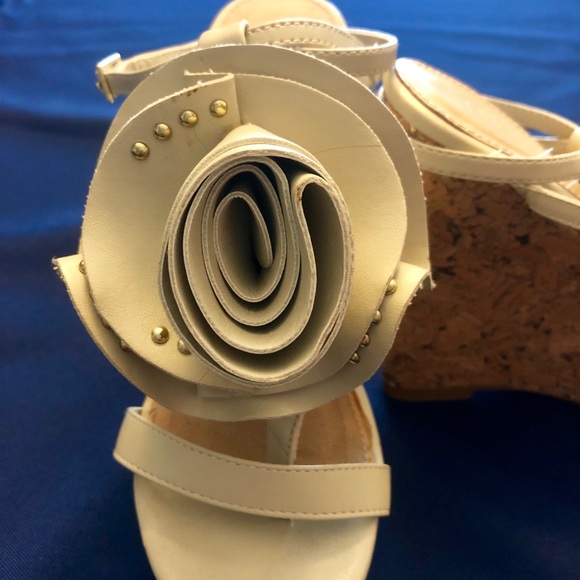 Colin Stuart Cream Wedges - Picture 2 of 4